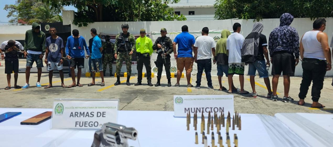 Los capturados de 'Los Costeños' y 'Los Pepes' este miércoles. 