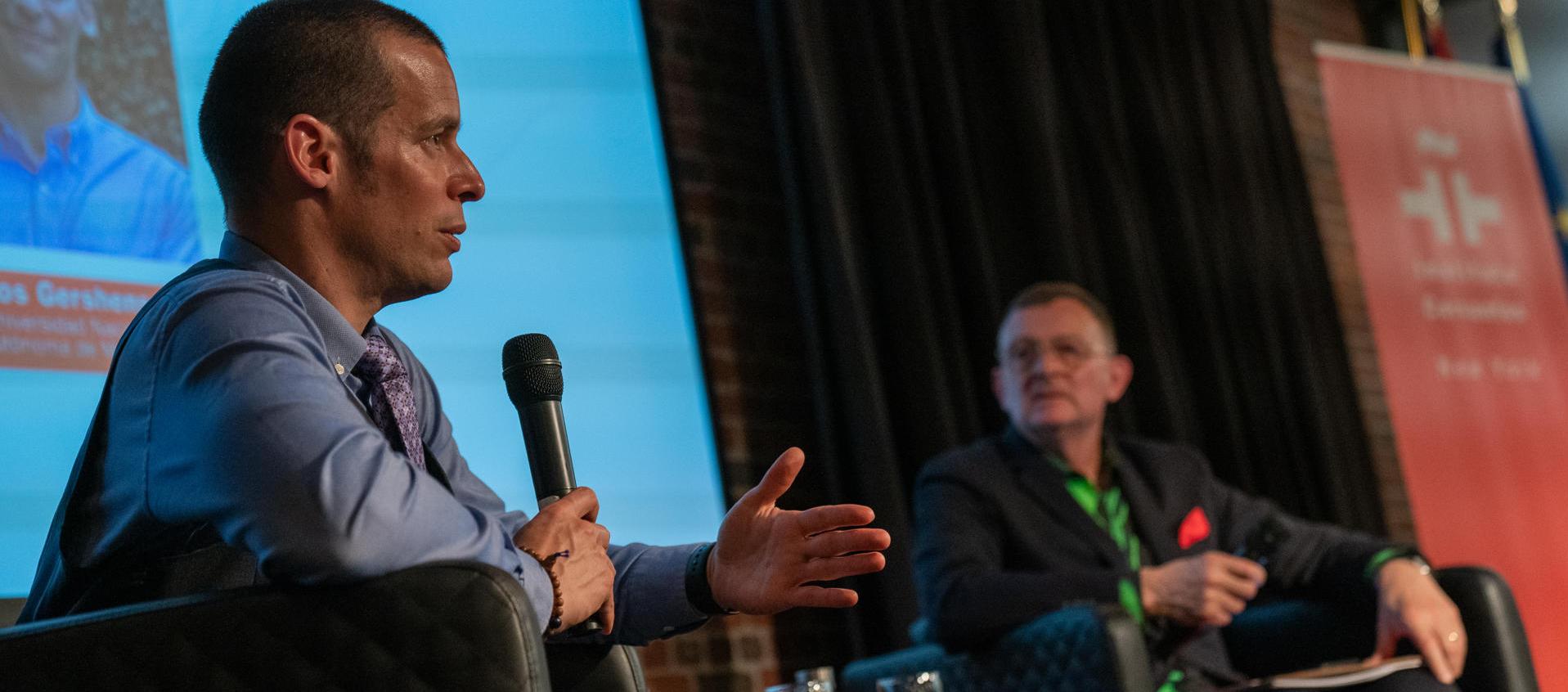Carlos Gershenson de la Universidad Nacional Autónoma de México, en el Congreso de Lengua e Identidad