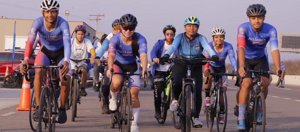 Ciclistas de la ciclorruta de la Prosperidad 