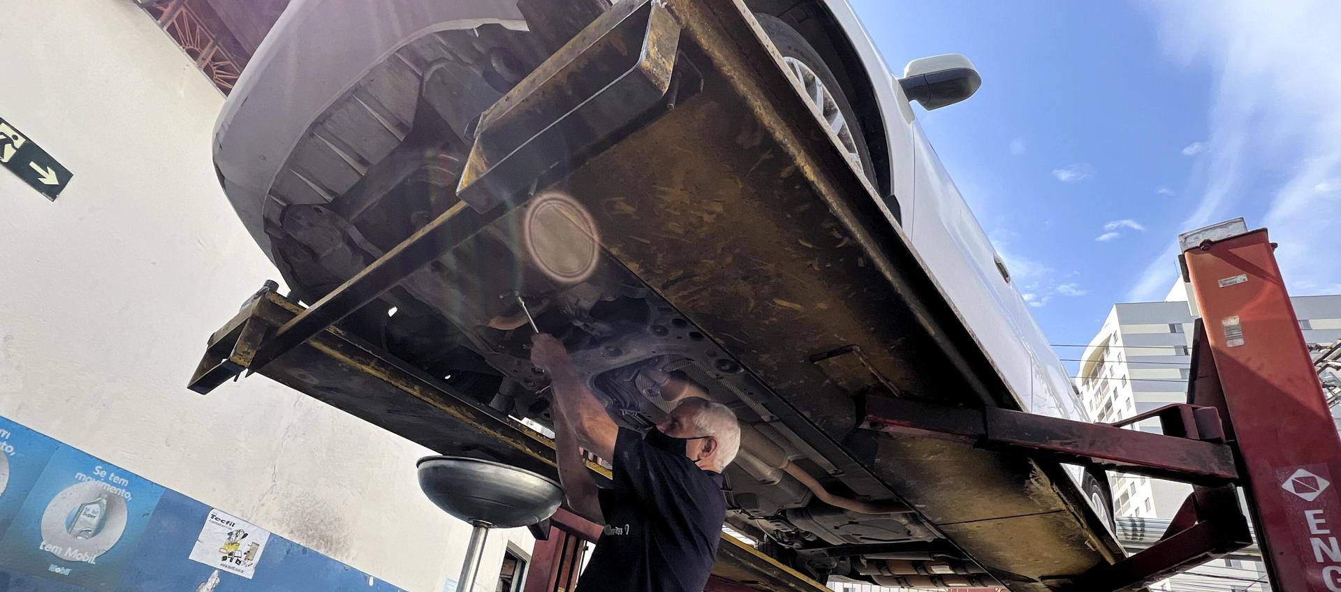Un mecánico trabaja en un vehículo en Sao Paulo (Brasil), en una fotografía de archivo.