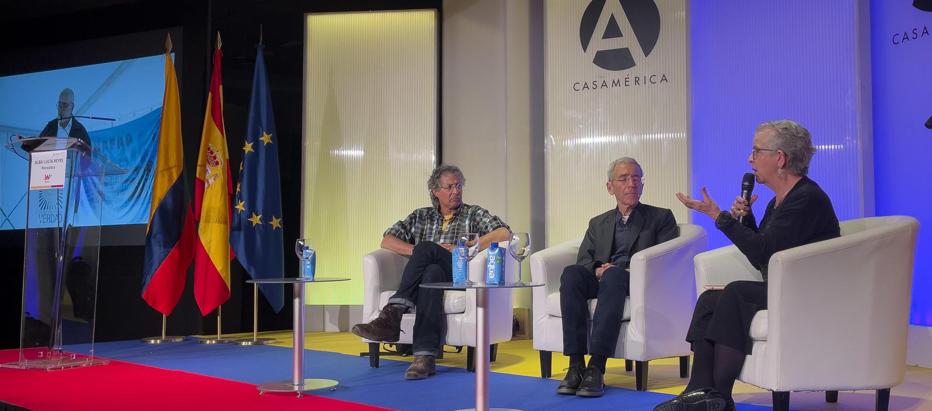 El presidente de la Comisión de la Verdad de Colombia, el sacerdote Francisco de Roux, y la comisionada Lucía González, en el debate sobre el conflicto armado y la paz