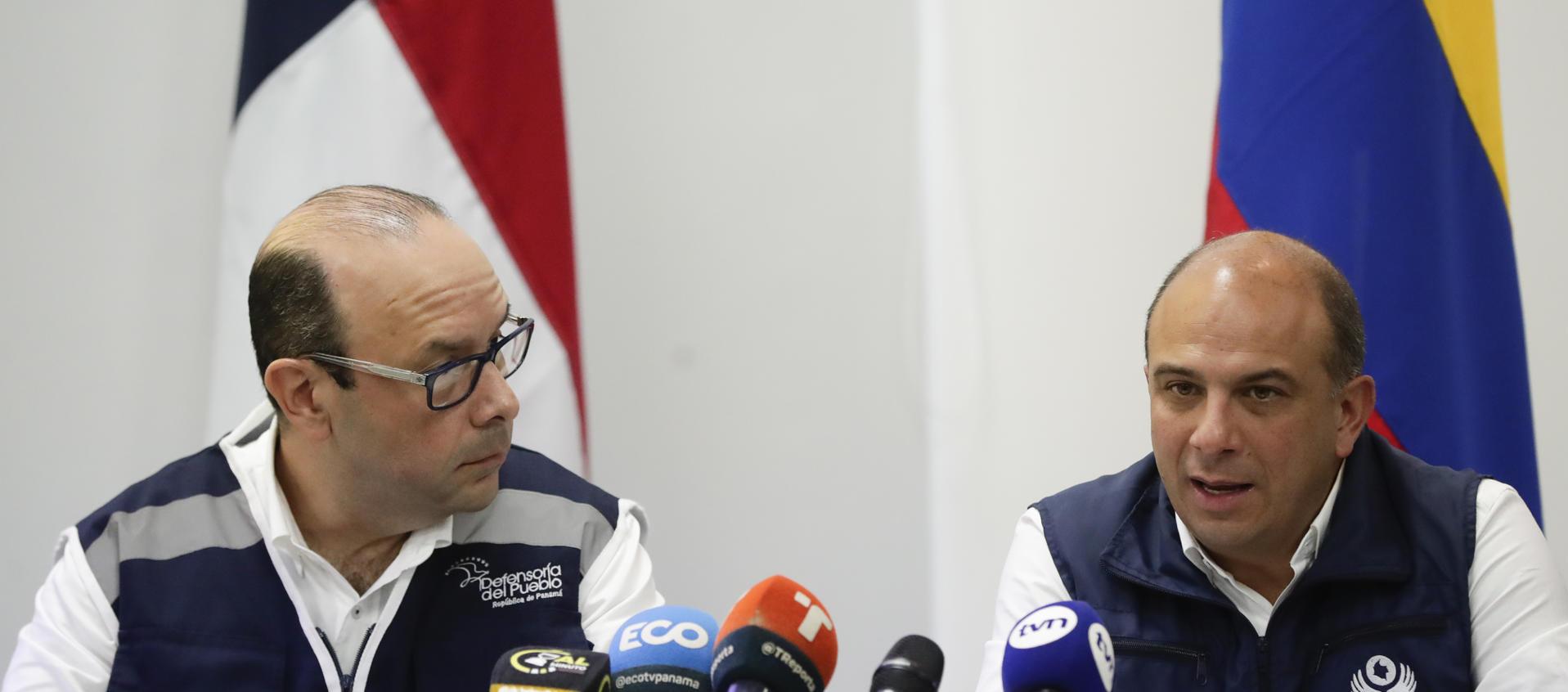 El Defensor del Pueblo de Panamá, Eduardo Leblanc (i), y su homólogo de Colombia, Carlos Camargo.