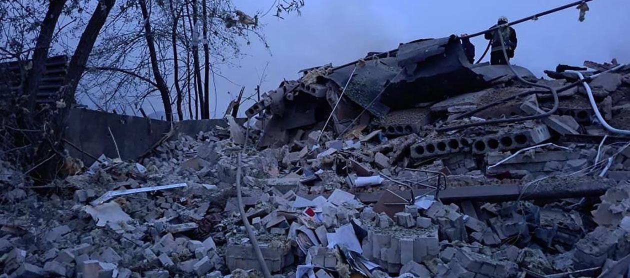 Así quedó el edificio tras el ataque con misil.