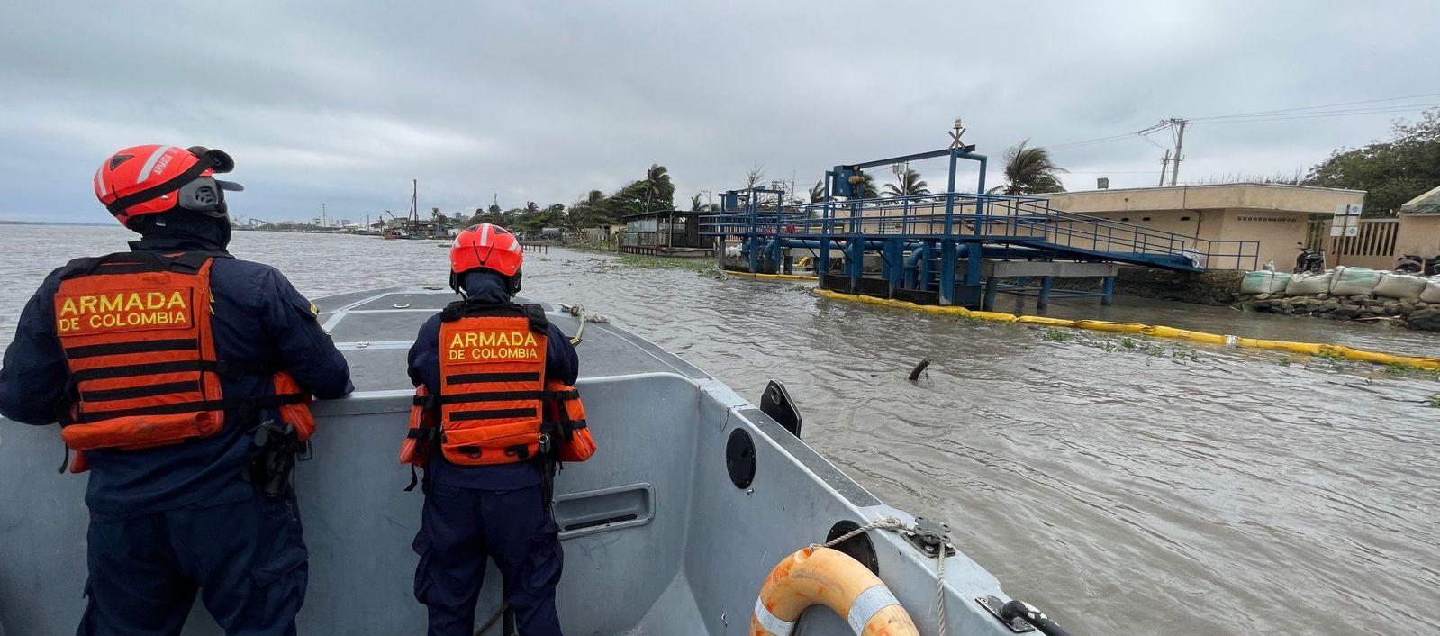 Dimar y la Armada atienen emergencia de contaminación en el río Magdalena.