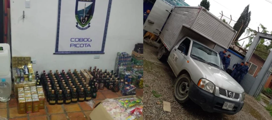 Los elementos incautados y el furgón.