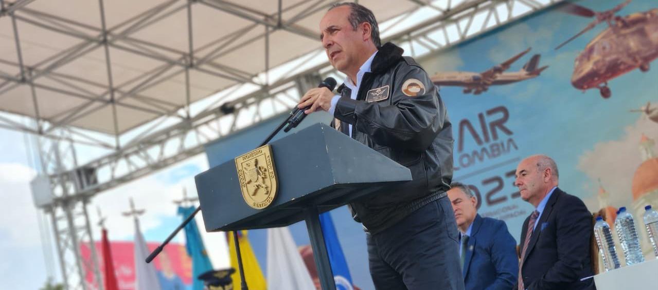 El Ministro Guillermo Reyes explicando las medidas.