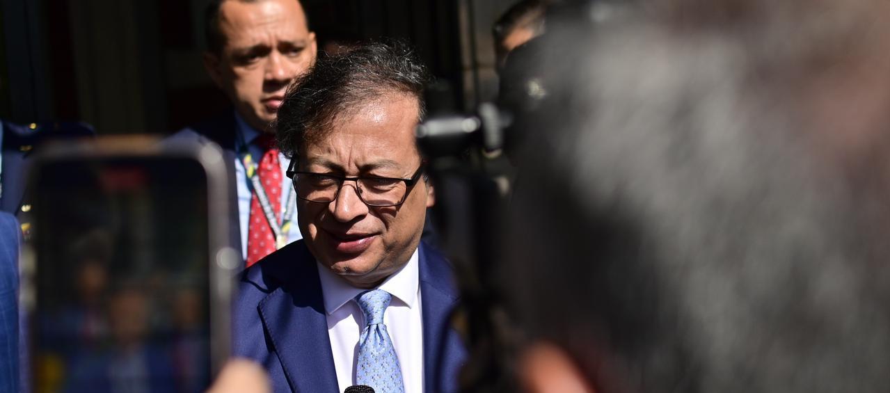 Petro habla con periodistas a la salida del encuentro de este jueves con la congresista Nancy Pelosi.