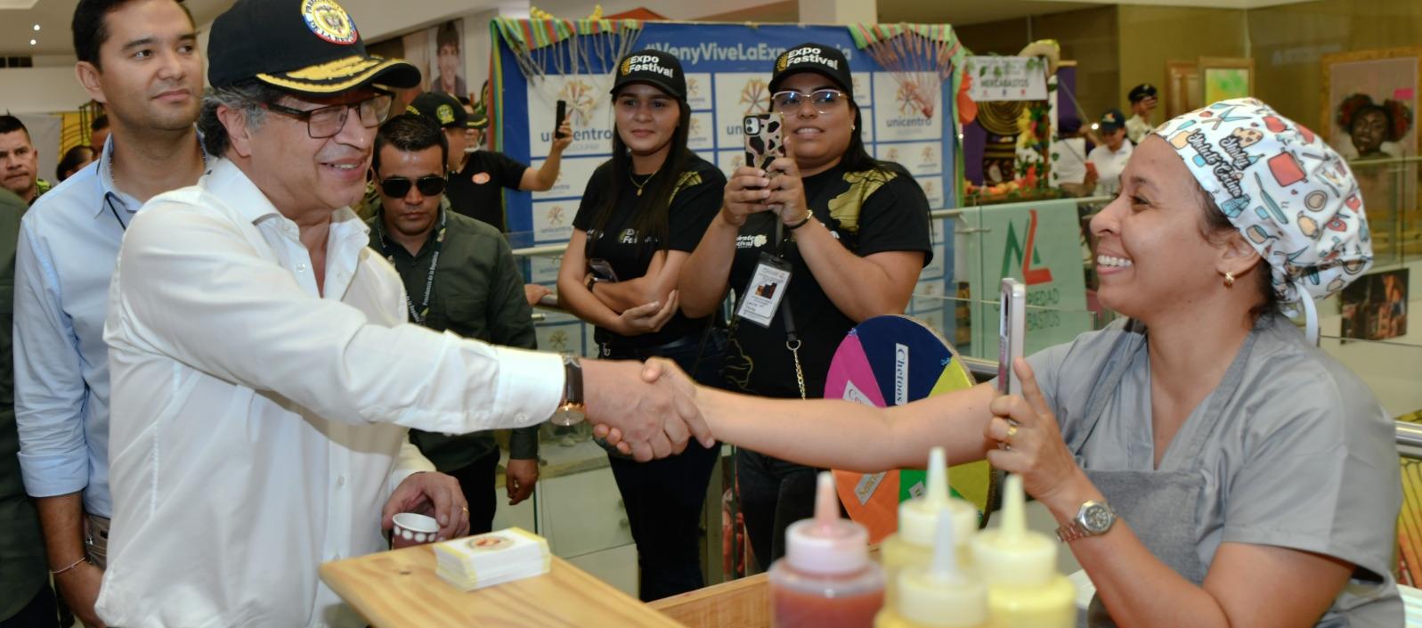 El Presidente Petro saluda a una emprendedora que participa en el Primer Encuentro de Tenderos y Pequeños Comerciantes de la Economía Popular en Valledupar