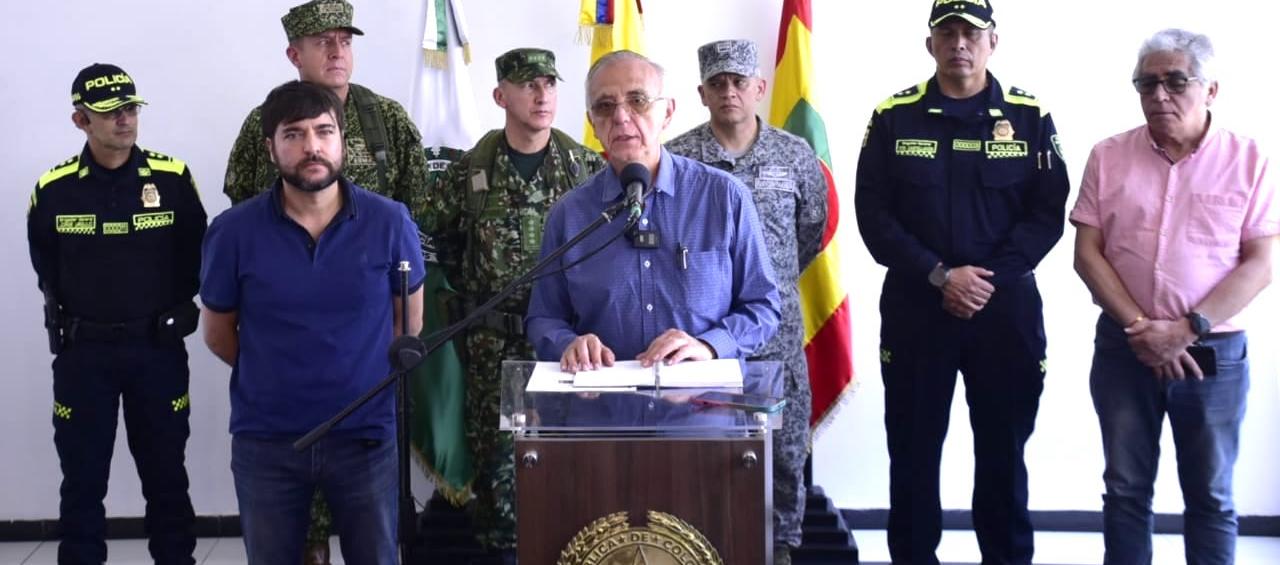 El Ministro Iván Velásquez y el Alcalde Jaime Pumarejo, explicando las acciones.