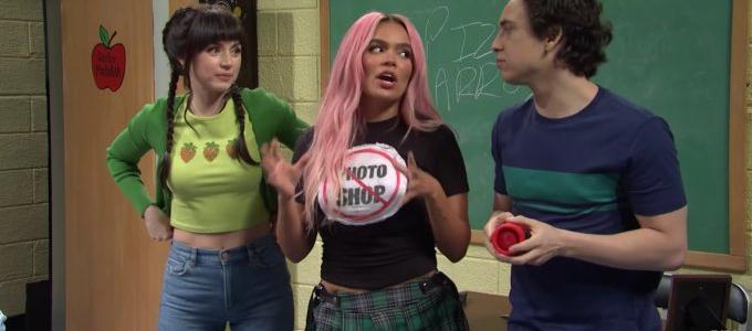 Karol G con la camiseta "NO al Photoshop". A su lado Ana de Armas.