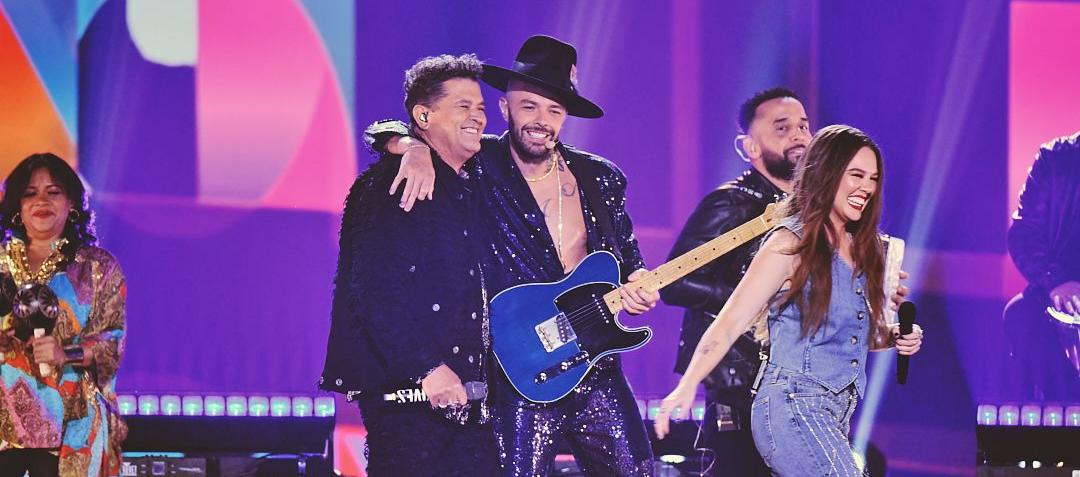 Carlos Vives a ritmo de sus éxitos recibió el Legend Awards.