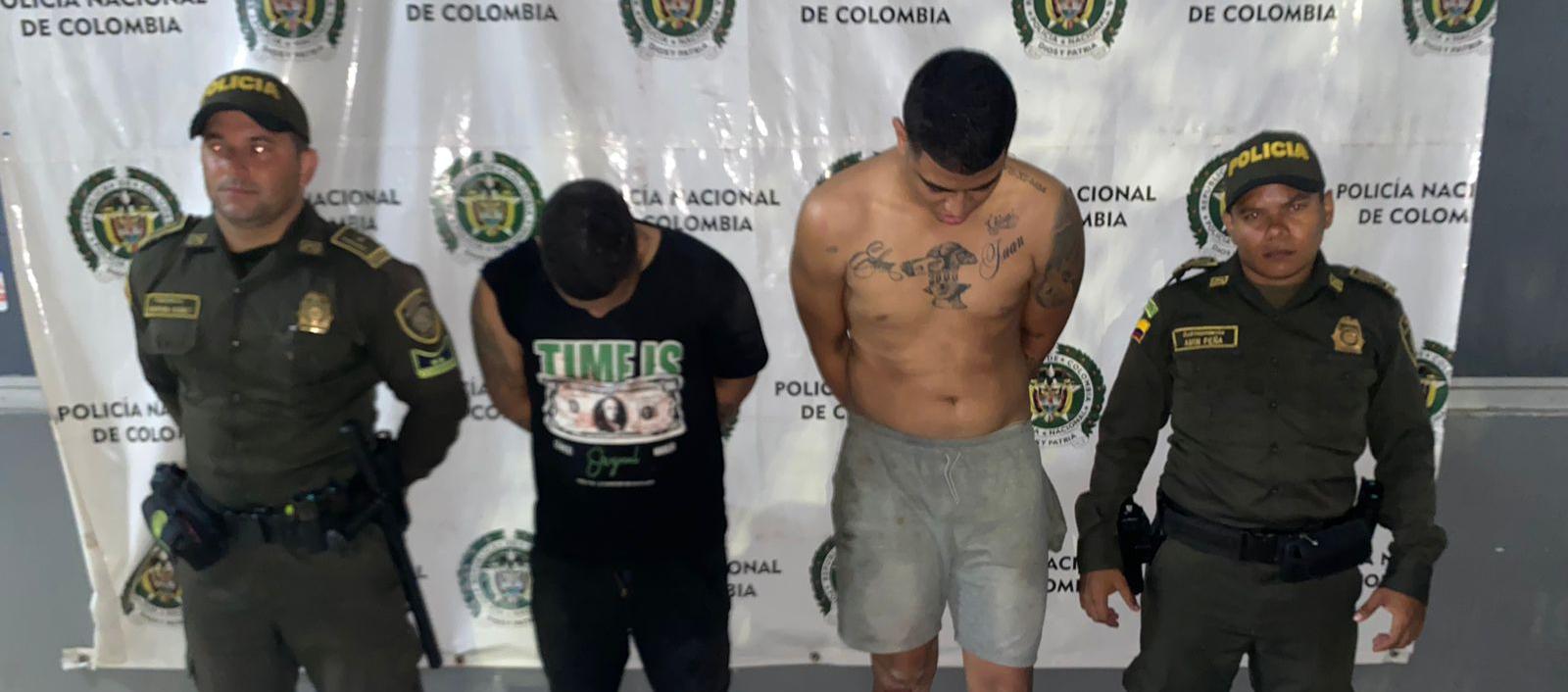 Los dos capturados tras la balacera. 