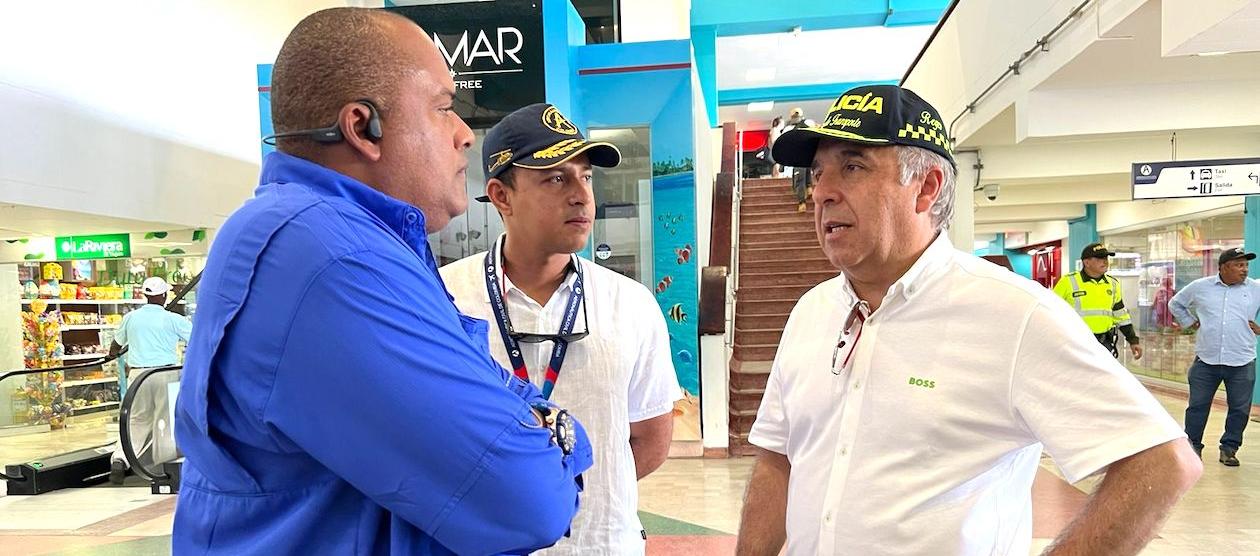 El Ministro de Transporte en el aeropuerto de San Andrés.