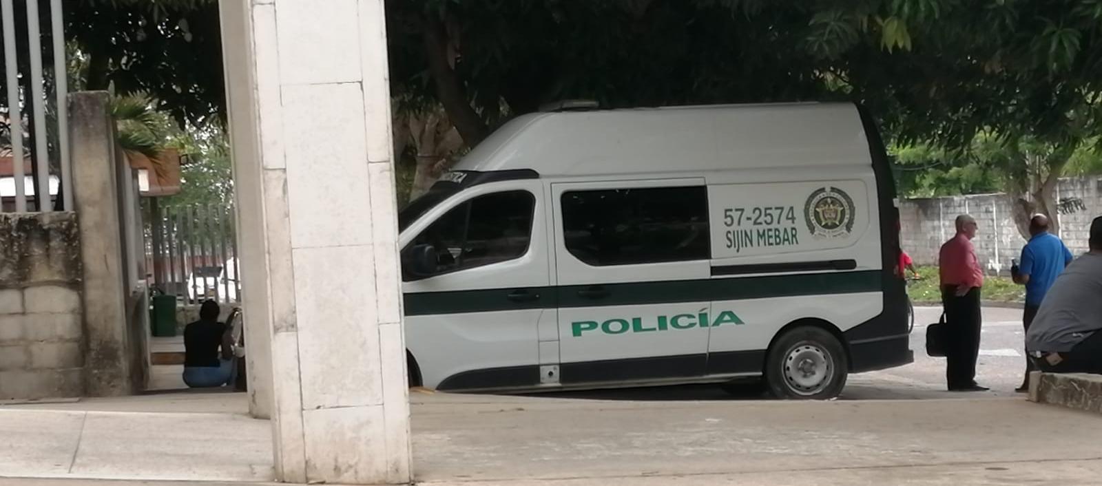 La Sijin ingresando el resto del cuerpo a Medicina Legal.