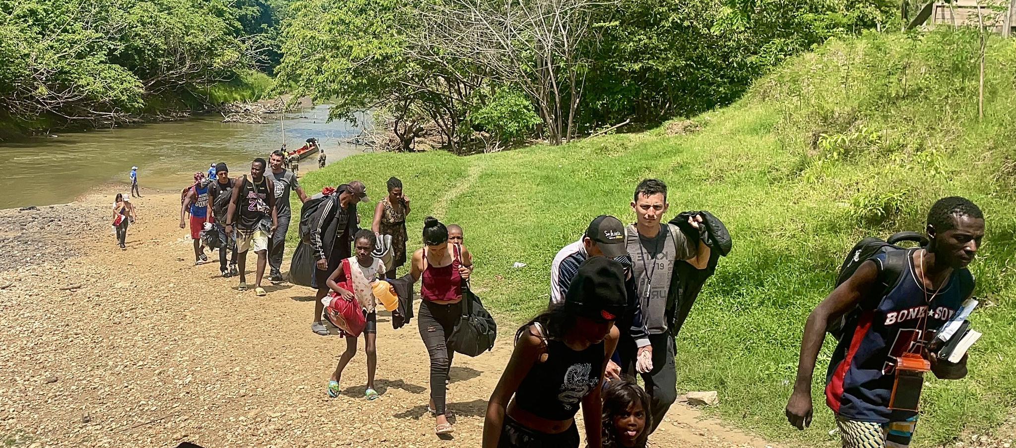 Migrantes cruzando el Darién.