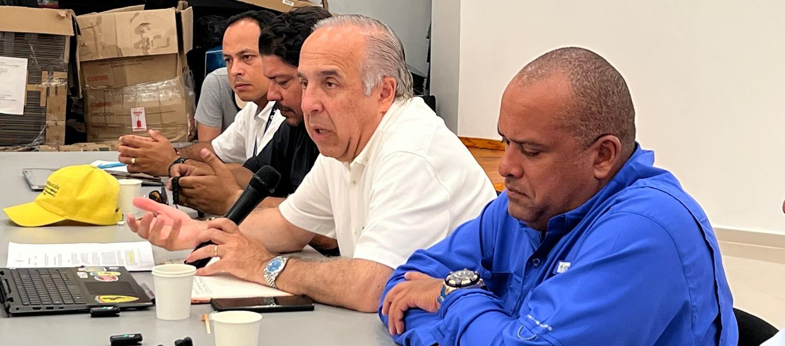 Ministro de transporte Guillermo Reyes y el Gobernador Everth Hawkins Sjogreen 