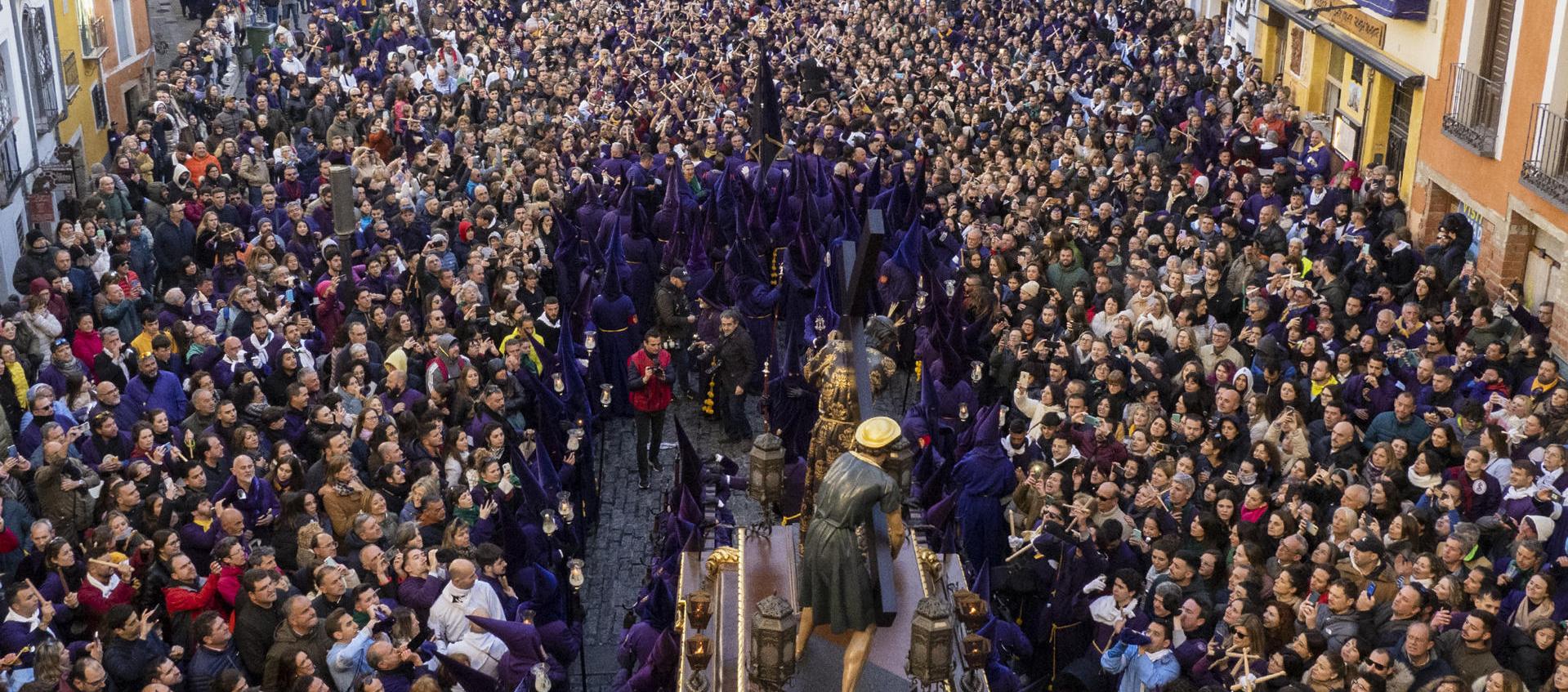 Procesión con miles de feligreses en Cuenca, España.
