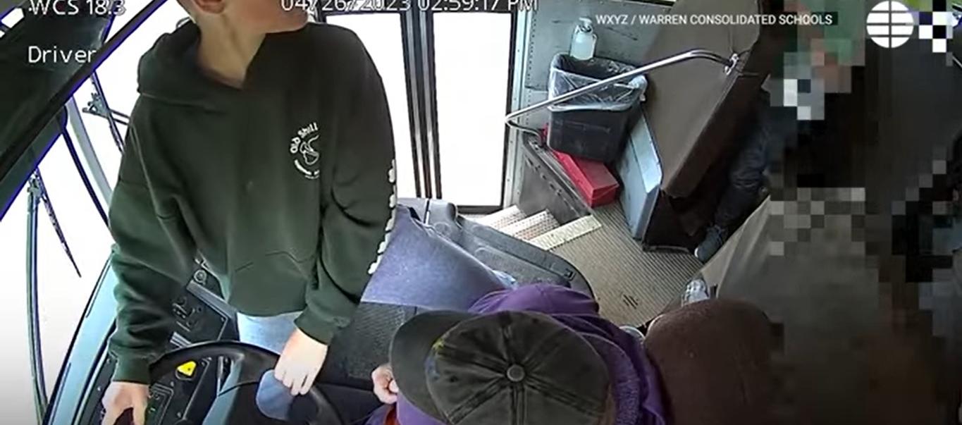 Niño detiene un autobús cuando su conductora pierde el conocimiento.