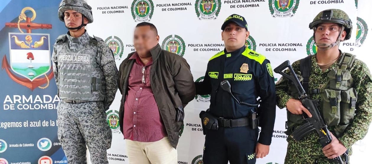 La persona capturada durante el operativo.