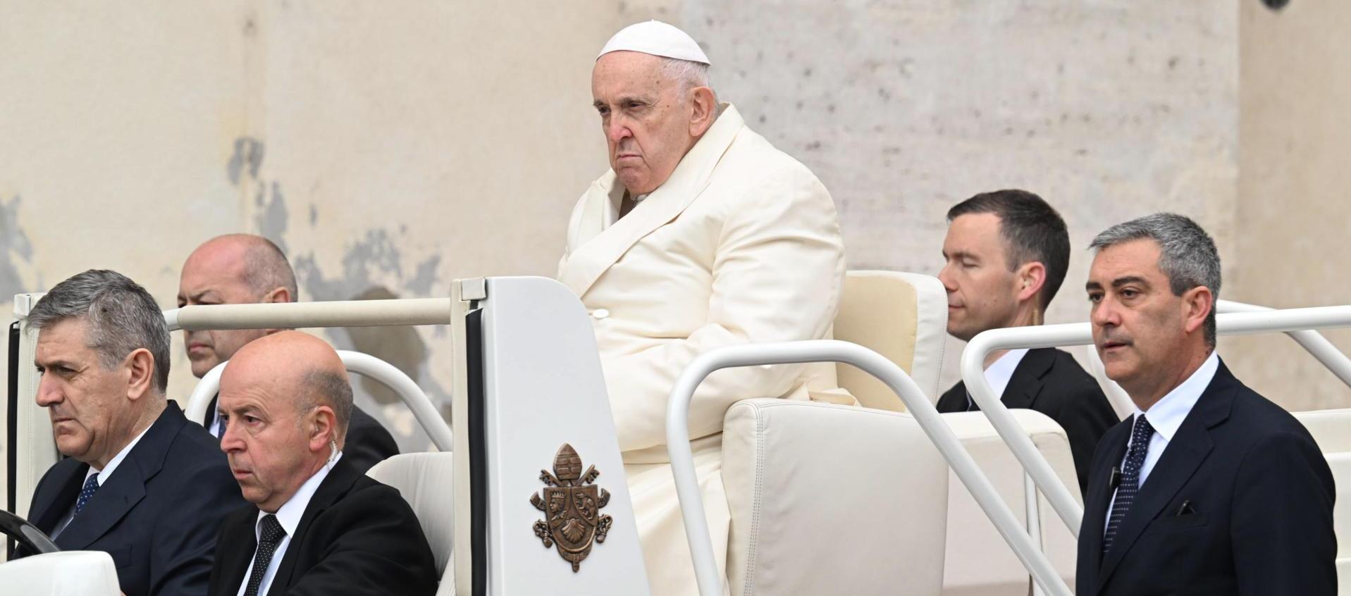 Papa Francisco llegando a presidir la misa del Domingo de Ramos.