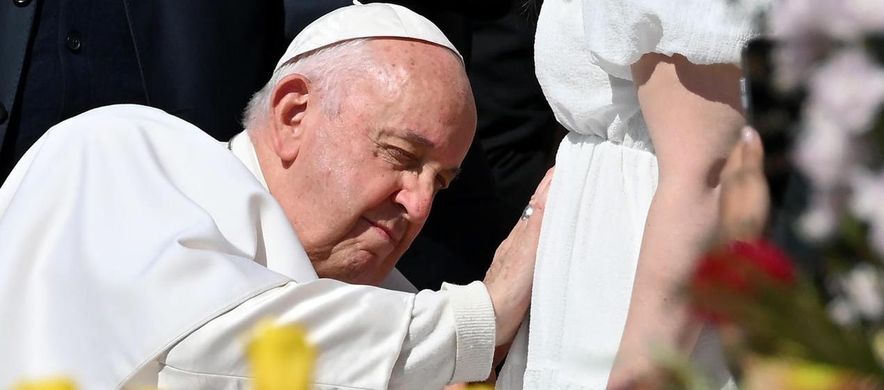 El Papa Francisco durante su encuentro con religiosos y recién casados.