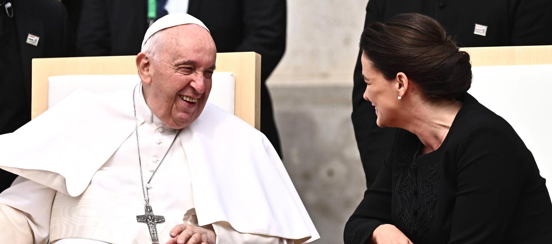 El papa Francisco con la presidenta de Hungría, Katalin Novak.