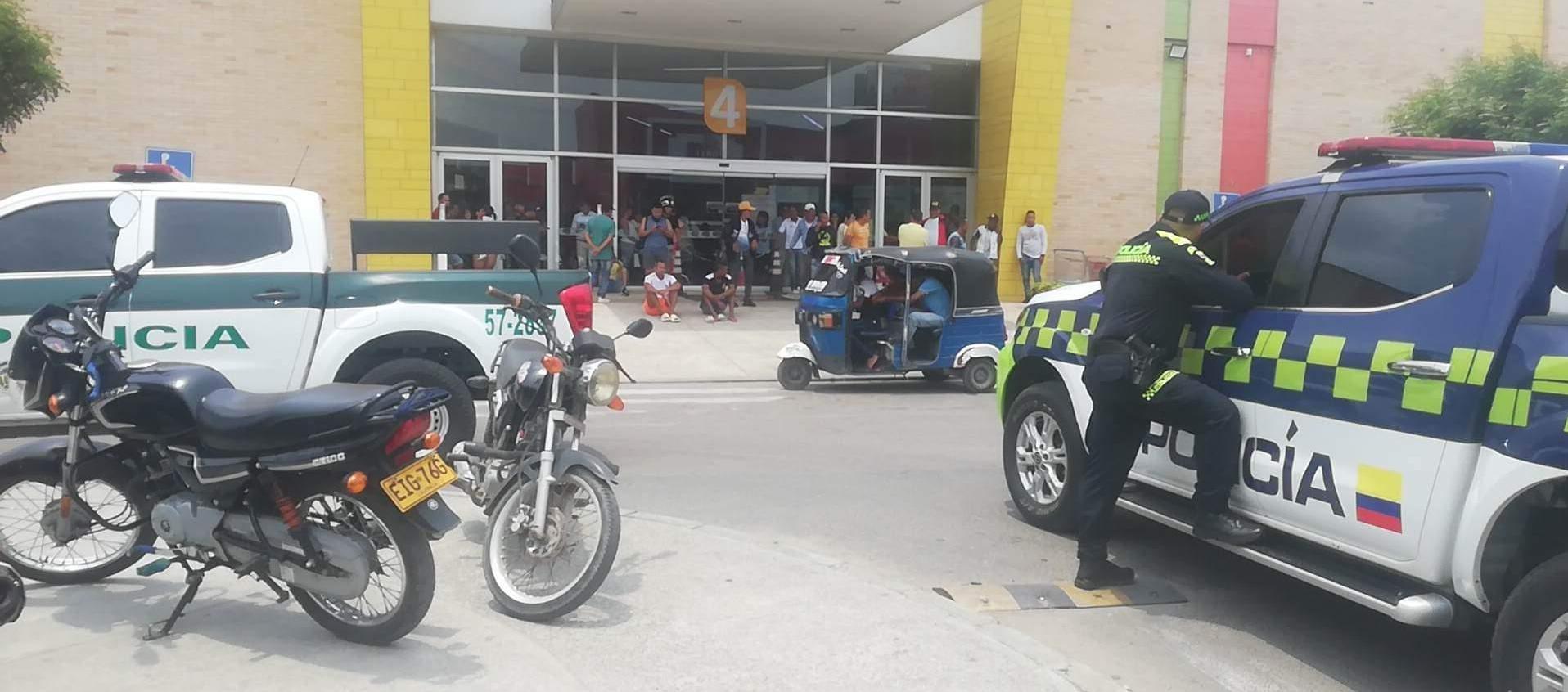 Policía vigilando el Centro Comercial Nuestro Atlántico.