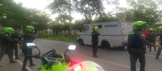 Policías rodean el camión de valores en cuyo interior permanecen los delincuentes