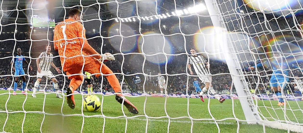 Momento del gol de Raspadori.