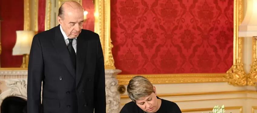 Verónica Alcocer en su viaje a Reino Unido, la acompaña el Canciller Álvaro Leyva.