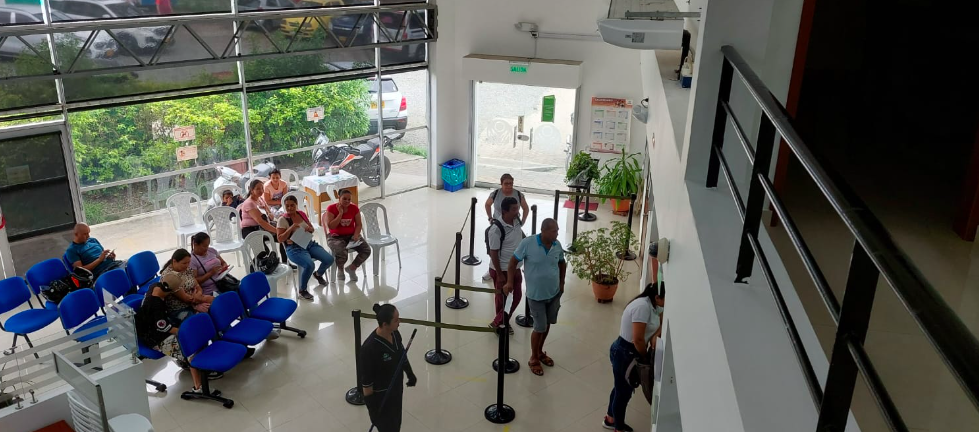 Ciudadanos en el Banco Agrario.