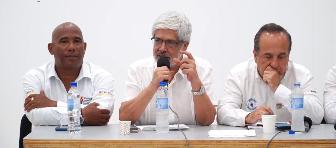 Los Ministros Germán Umaña y Guillermo Reyes explicando los alcances de las medidas.