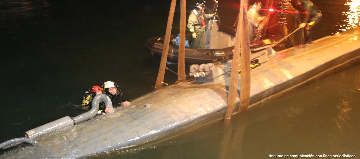 Un semisumergible incautado durante el operativo.