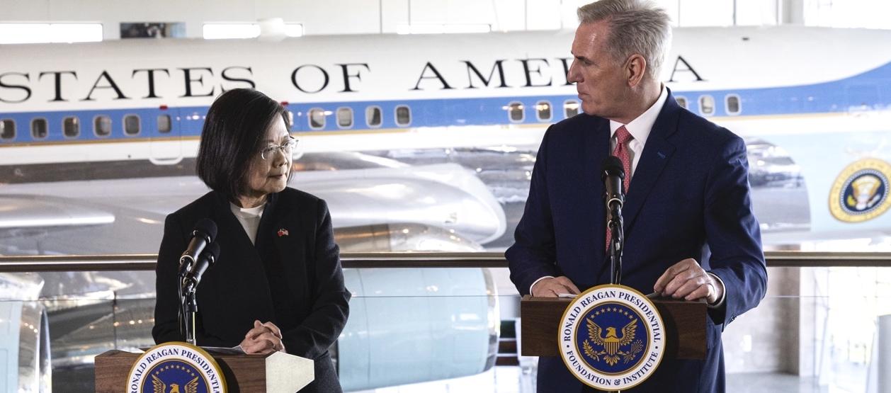 El encuentro de la Presidenta de Taiwán, Tsai Ing-wen con el presidente de la Cámara de EU, Kevin McCarthy.