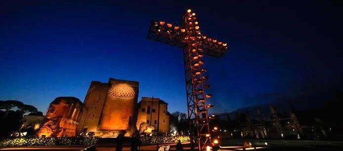 Imagen nocturna de la celebración del Vía Crucis.