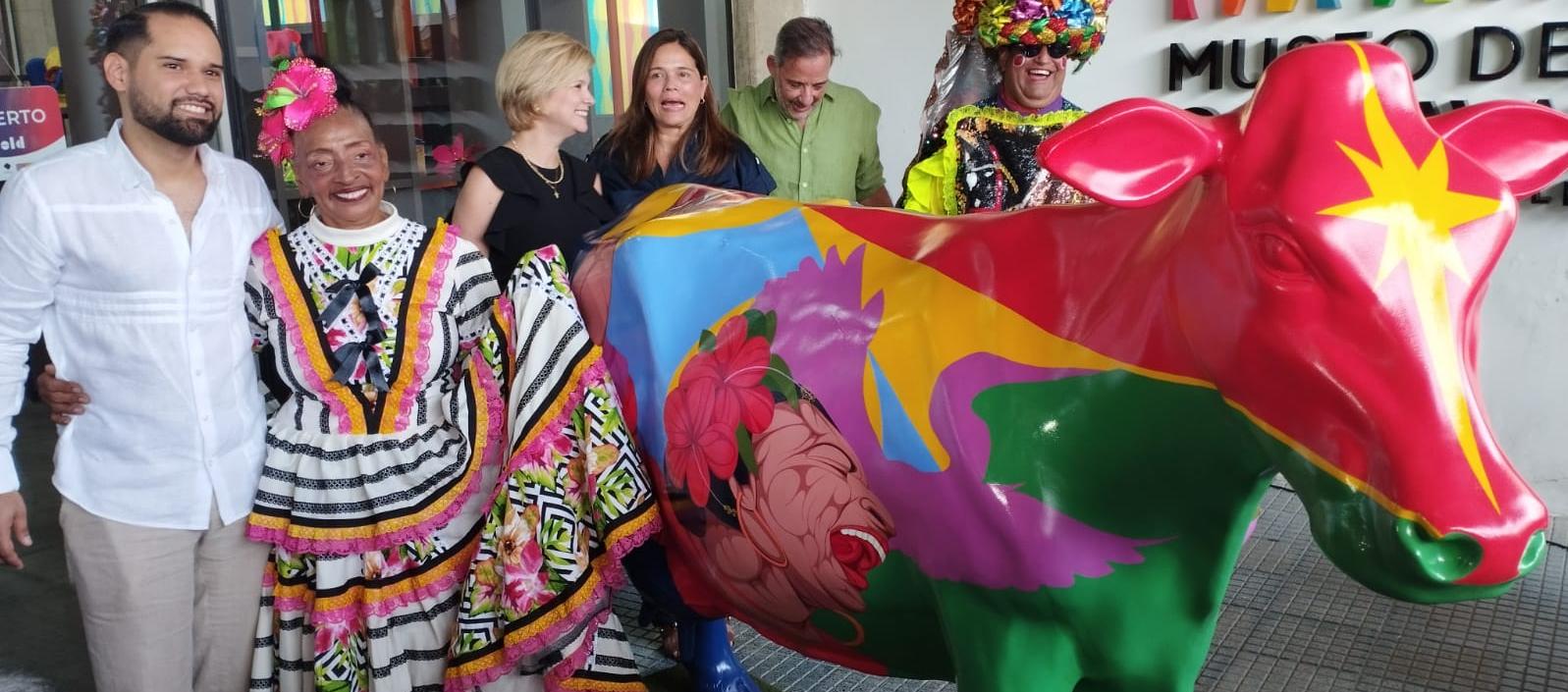 Artista plástico Luis Romero junto a la primera obra 'Vacasquilla'.