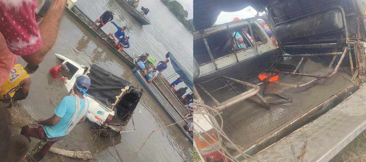 Rescatado el carro que cayó de un ferry al río.
