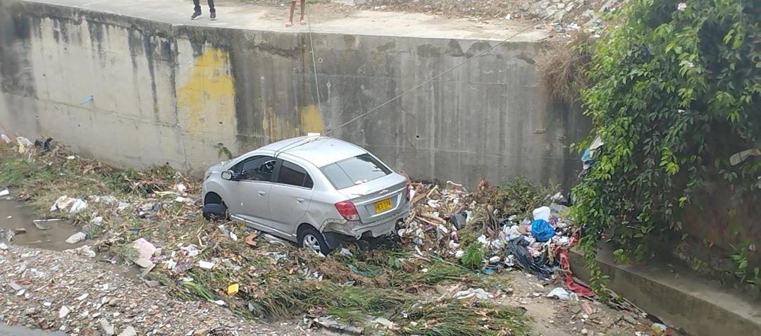 Vehículo arrastrado por el arroyo El salao