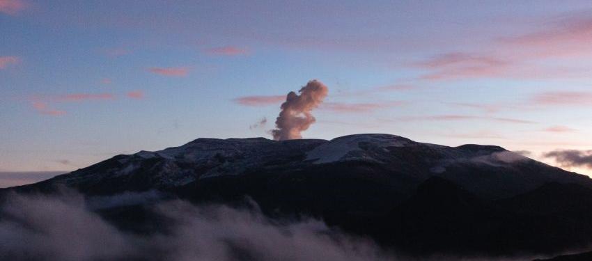 La actividad sísmica del volcán Nevado del Ruiz sigue en aumento.