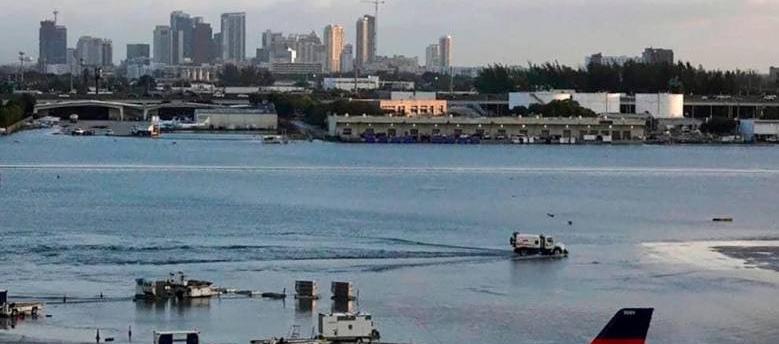 Así permanecía la pista del aeropuerto de Fort Lauderdale este jueves.