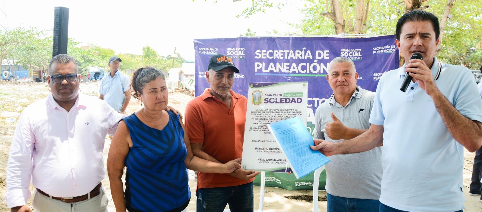 El Alcalde Rodolfo Ucrós en la visita que hizo este jueves a Villa Katanga II, nuevo barrio normalizado