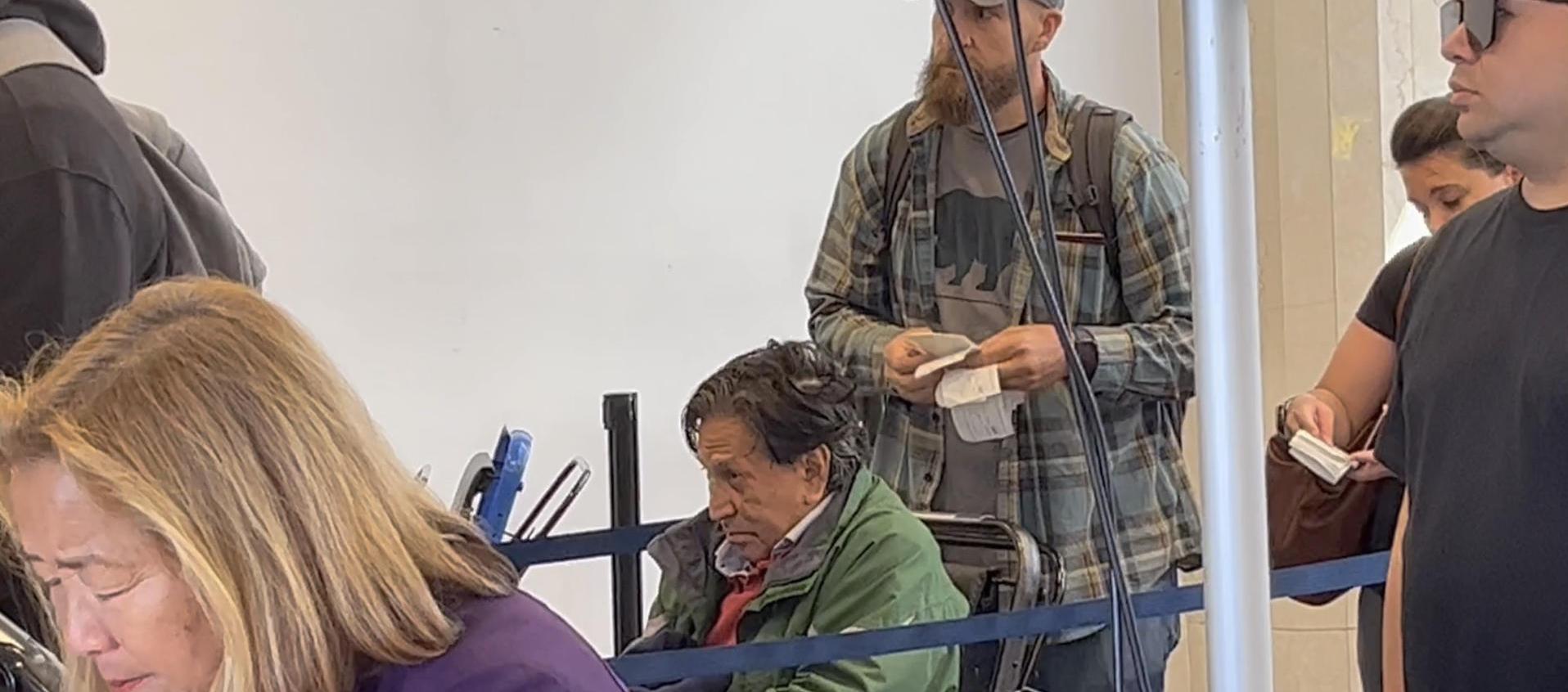 El expresidente Alejandro Toledo espera para volar desde el Aeropuerto Internacional de San Francisco al de Los Ángeles.