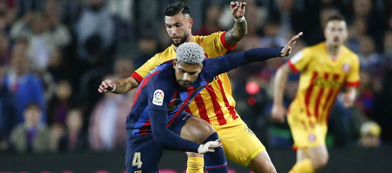 Ronald Araújo se interpone en el avance de Taty Castellanos. 