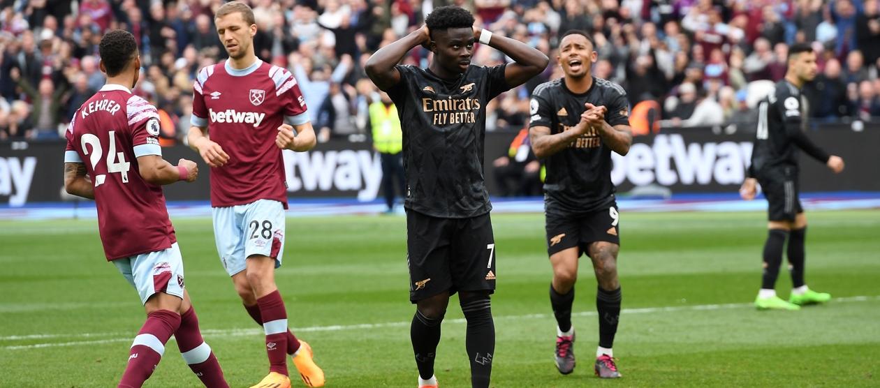 Bukayo Saka falló un penalti para el Arsenal cuando el partido estaba 2-1.