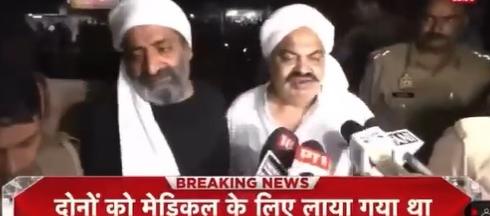 Atiq Ahmed, a la derecha, y su hermano Ashraf, minutos antes de ser asesinados a bala.