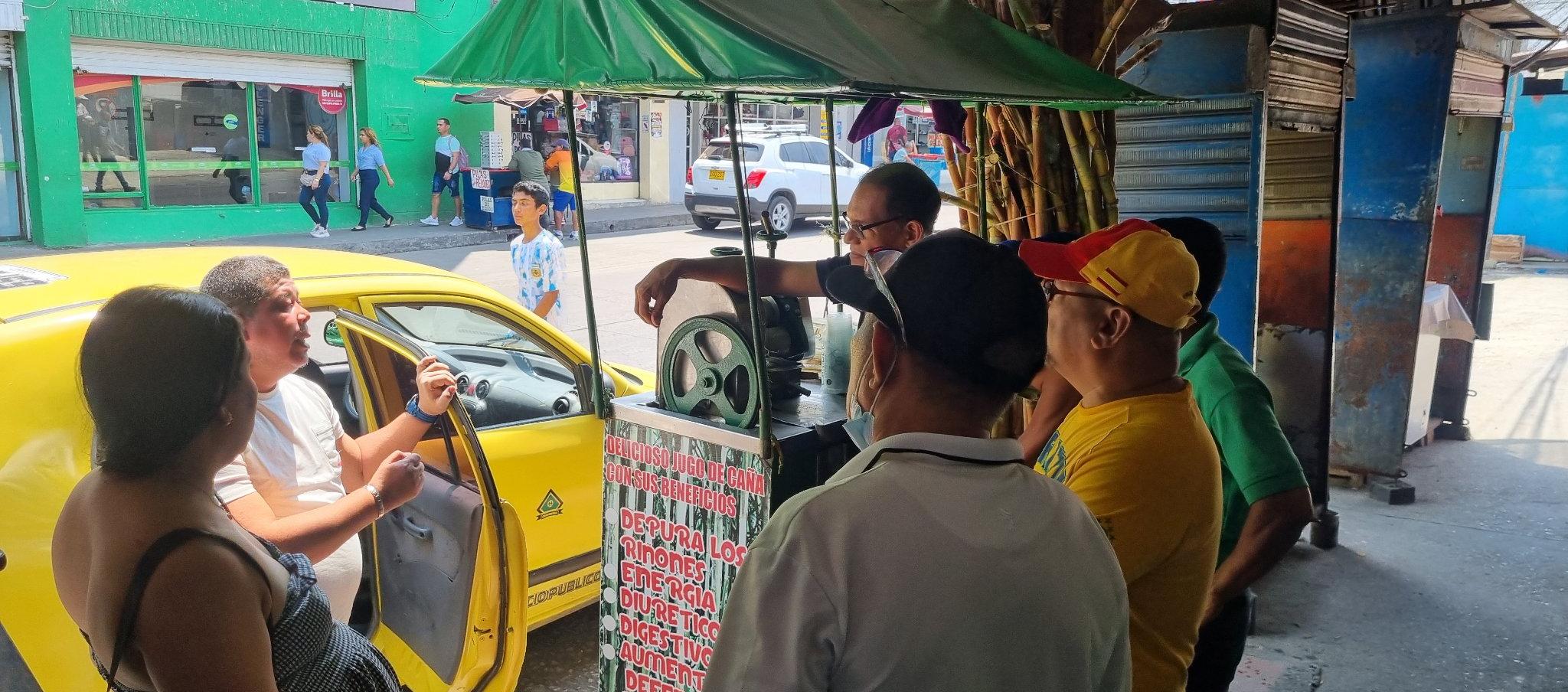 Joaquín Cervantes, presidente de Asovendedores, habla con varios afiliados en el Centro de Barranquilla.