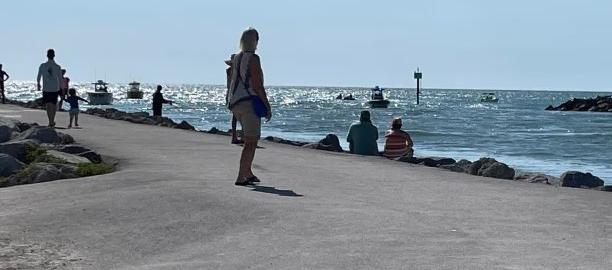 Varias embarcaciones apoyaron para remolcar los restos de un avión de la avioneta que cayó en Florida