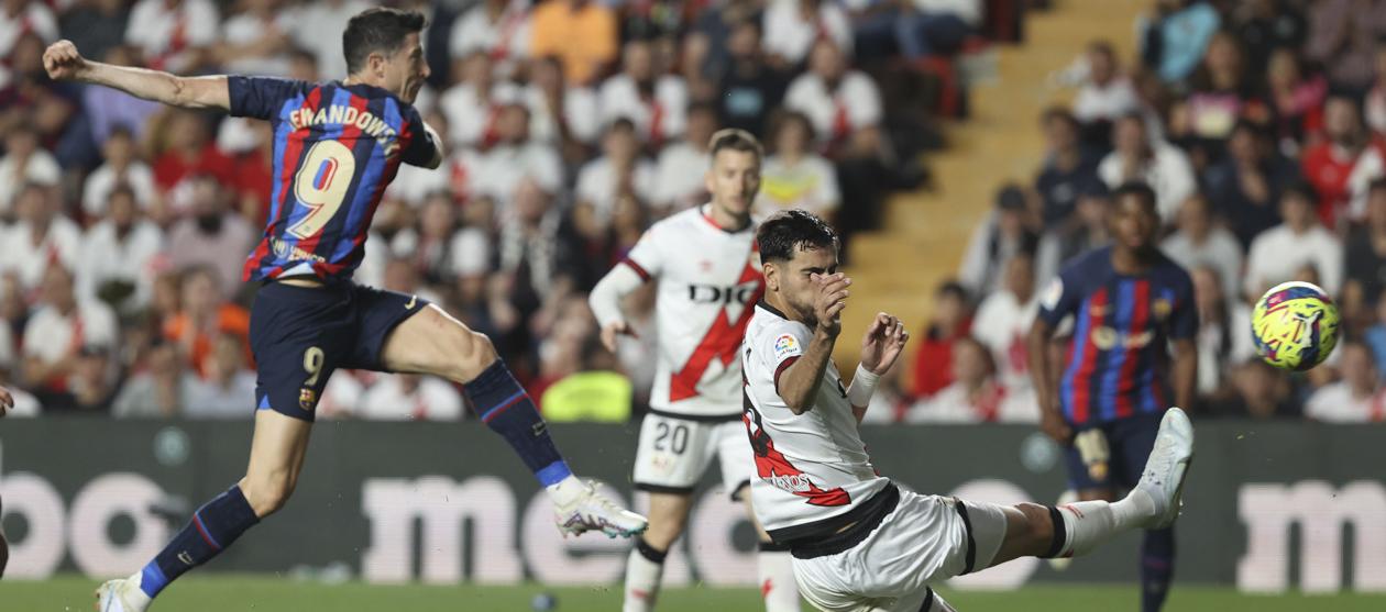 Robert Lewandowski marcó el gol del descuento para el Barcelona.  