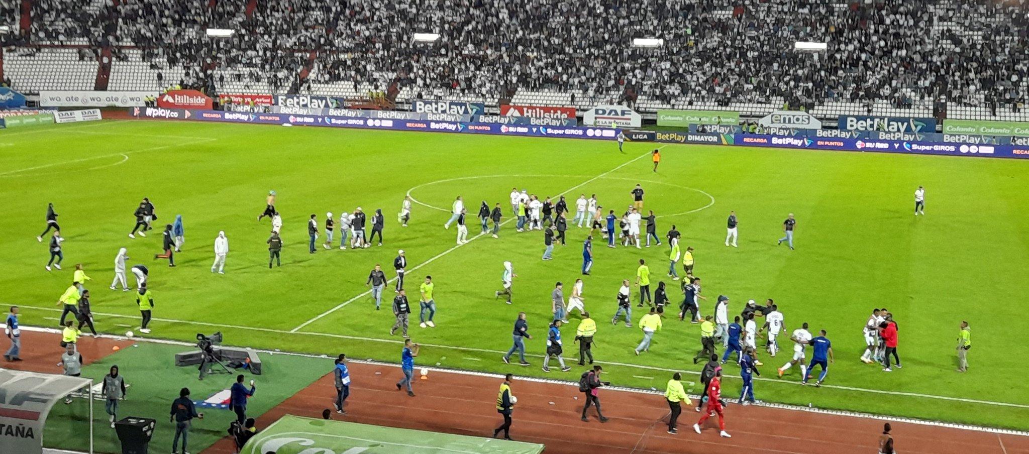 Los aficionados del Once Caldas no dejaron finalizar el juego contra Alianza Petrolera. 