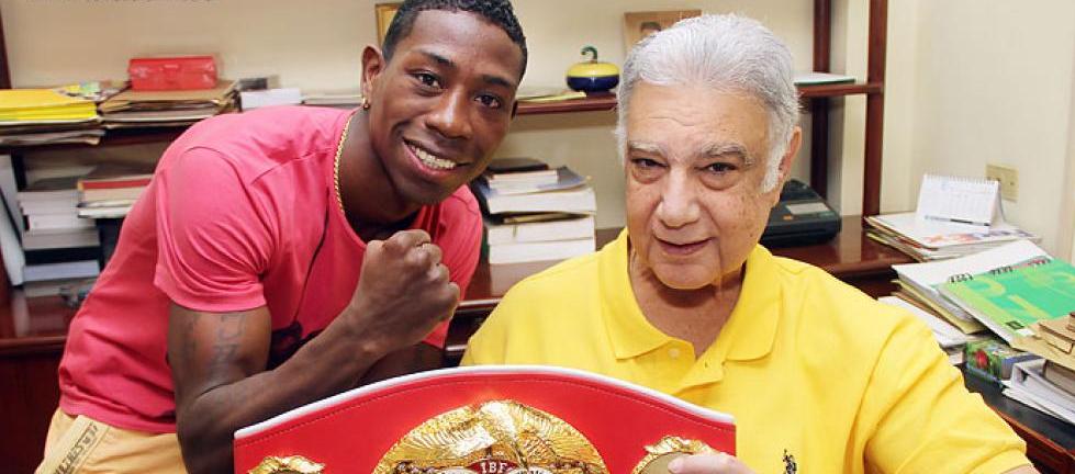 Billy Chams con Jhonatan 'Momo' Romero, quien se coronó campeón mundial un mes antes del fallecimiento de su apoderado.